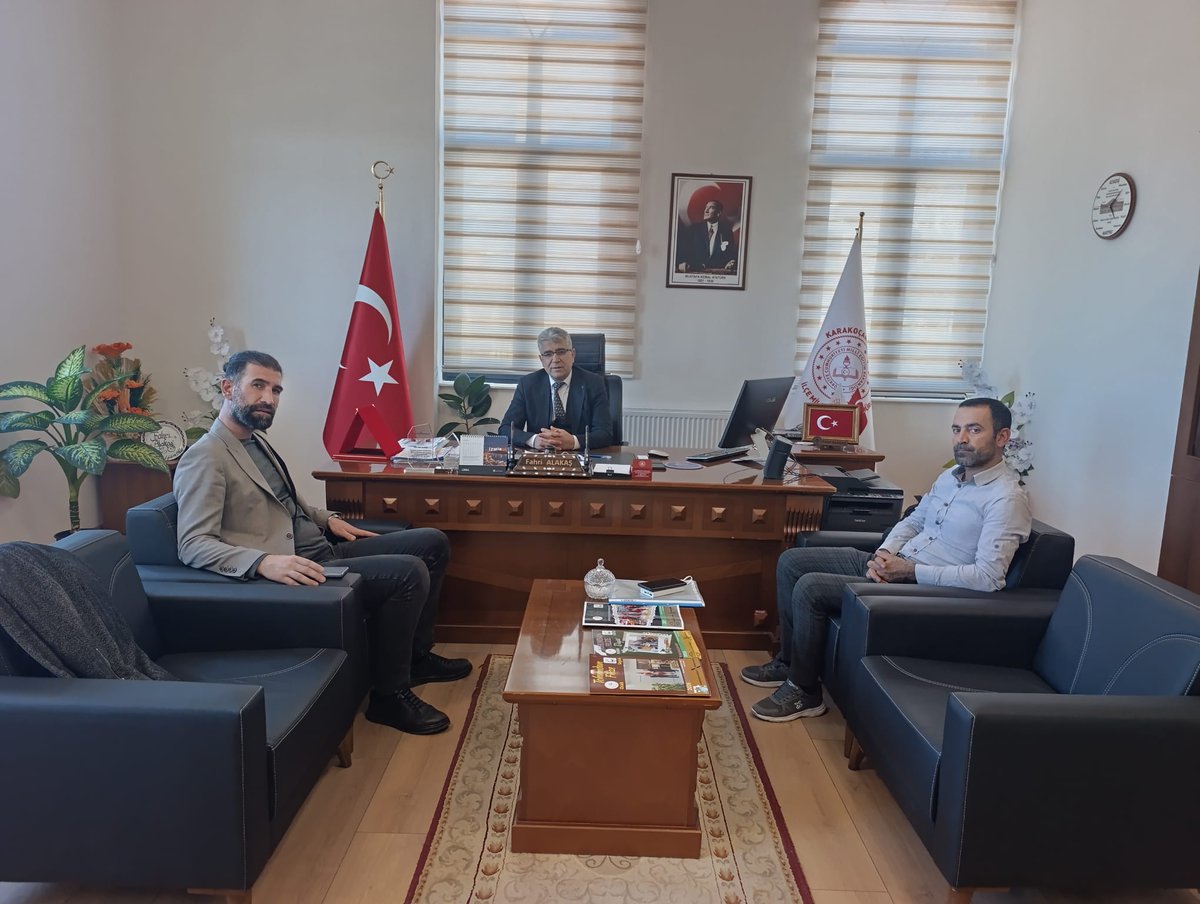 Karakocannmem's tweet photo. İlçe Milli Eğitim Müdürümüz Sayın Fahri ALAKAŞ Eğitimci yazar Gürkan KAP'a okullarımızda yaptığı etkinliklerden dolayı plaket  takdim etti. 
@SahinBeraat @elazigmem @tcmeb #Karakoçanmem
@Yusuf__Tekin
Ramazan
Amin
#MaarifinKalbindeRamazan 
#Cumartesi
Oruç https://t.co/bBLw9vo2dc