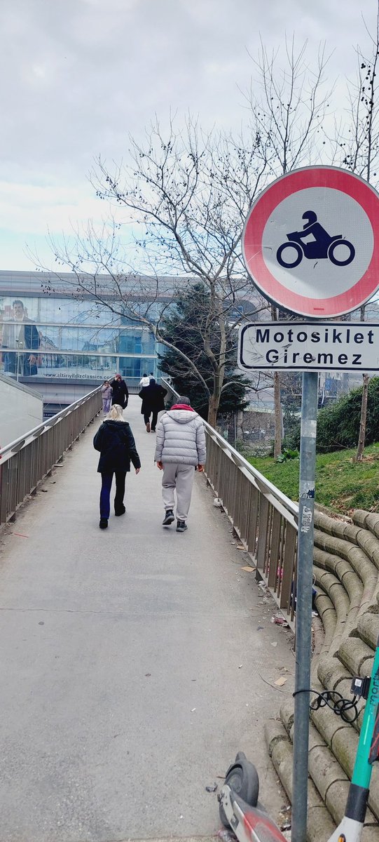 aknasip's tweet photo. YeniSahra üst geçidinde "Motosiklet Girmez" tabelası olmasına rağmen kurye motosikletleri yayaların arasından geçiyor! Bu üst geçit çok yoğun kullanılan bir yer.  Çocuklar, yaşlılar tehlike altında.
 @emniyetgm Lütfen denetim yapın! LÜTFEN 🙏 https://t.co/rO2UJCIfAV