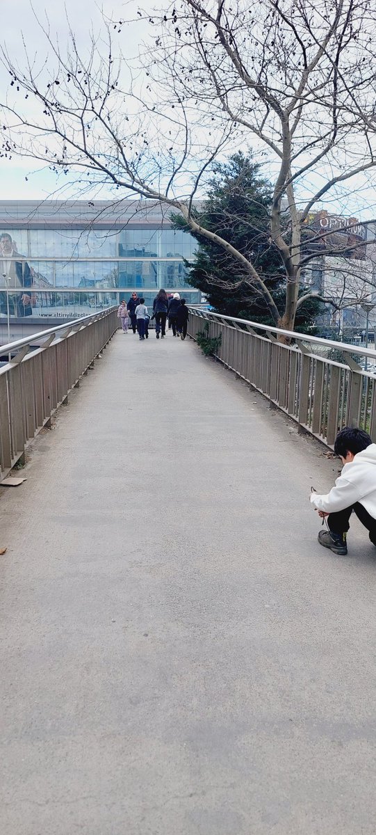 aknasip's tweet photo. YeniSahra üst geçidinde "Motosiklet Girmez" tabelası olmasına rağmen kurye motosikletleri yayaların arasından geçiyor! Bu üst geçit çok yoğun kullanılan bir yer.  Çocuklar, yaşlılar tehlike altında.
 @emniyetgm Lütfen denetim yapın! LÜTFEN 🙏 https://t.co/rO2UJCIfAV