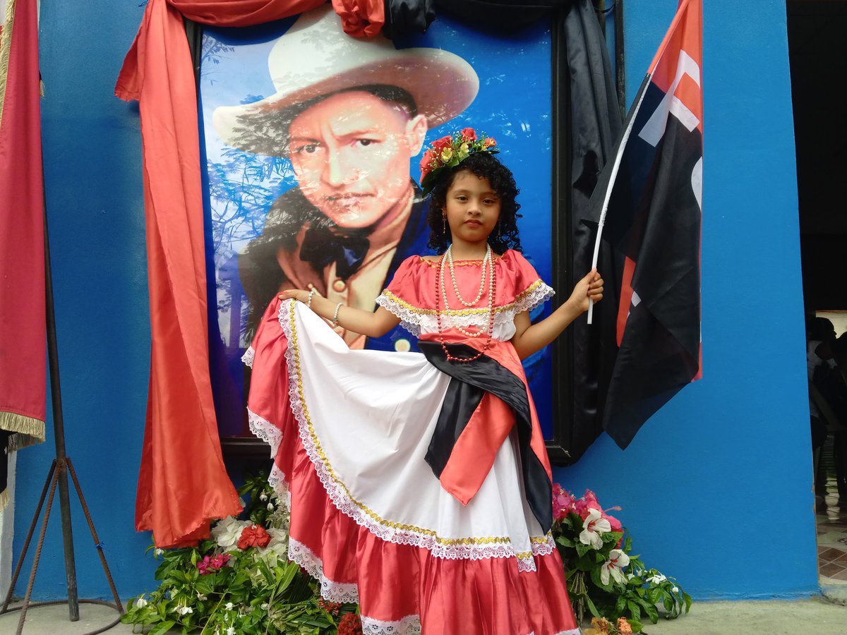 ComunicacinAlt2's tweet photo. 🌹👧👦En el 92 aniversario de su tránsito a la inmortalidad, niños y niñas estudiantes realizan una ofrenda de flores de campo al General de Hombres y Mujeres Libres.  
Sandino vive en la memoria y el corazón de la niñez nicaragüense
#SandinoVive 
#2026SiempreMasAlla https://t.co/3TMTVPbNrj