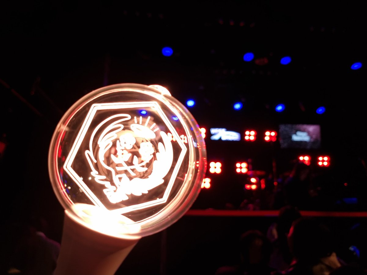 sana0506_'s tweet photo. 선물받은 티켓으로 휴복님 단독콘서트 다녀왔심더! 
오래전부터 멀리서 응원하고 있었는데 기회 주셔서 너무 감사합니다🥹 
수술한 목 상처 터져서 중반부턴 각혈이 났지만 
목 안마르고 좋았슴다 행복했어요💛💙
#HUBOG https://t.co/wJ5fdG8Doo