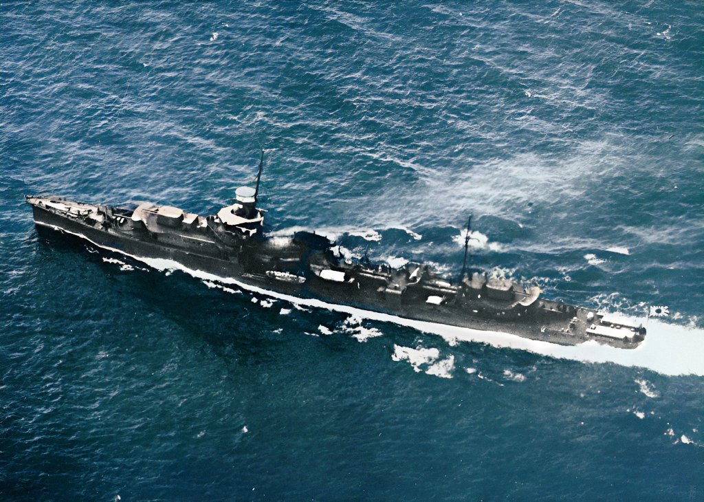 日本海軍 航行中の軽巡洋艦夕張