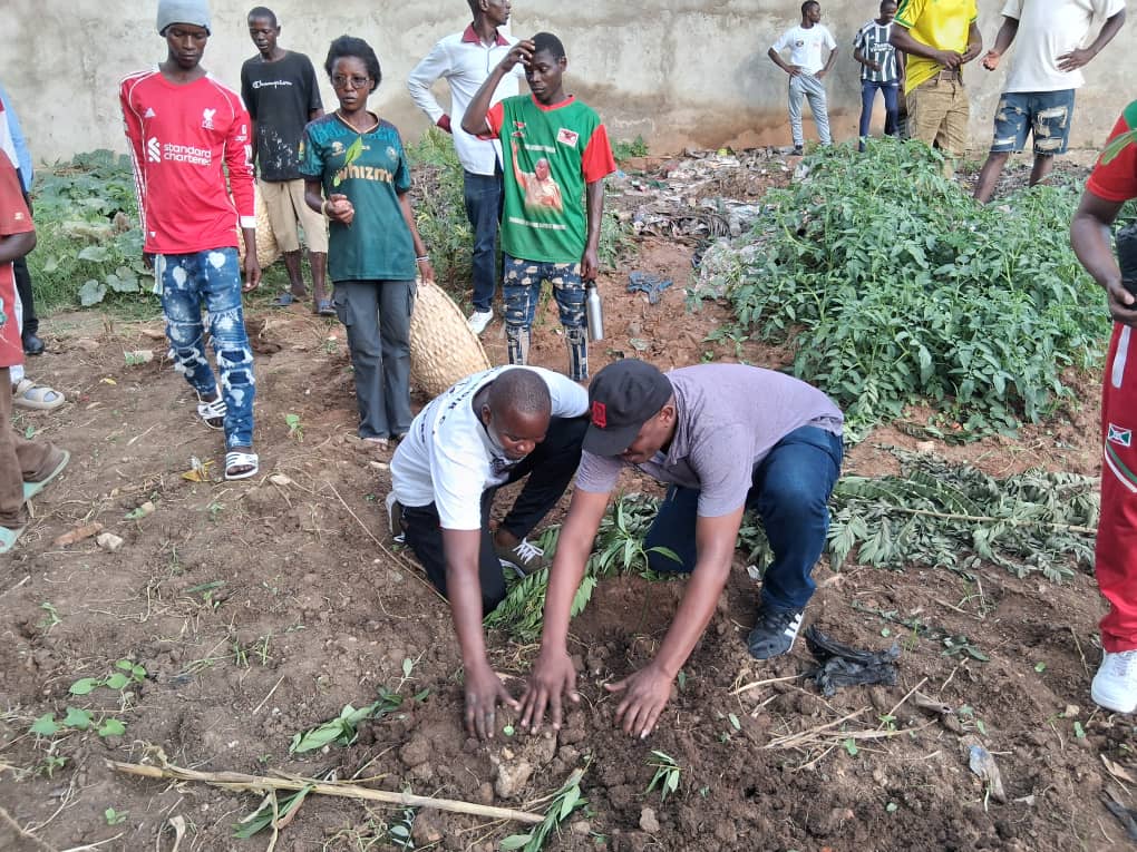 KJuvent's tweet photo. Itariki 20/02/2026, Umugambwe CNDD-FDD muri zone Bwiza watanguje ibikorwa vyogutera amavoka muri zone Bwiza. Icegera c'Umunyamabanga akaba yashimiye abitanze kugira icogikorwa gikunde. https://t.co/qNCq5h0lk7