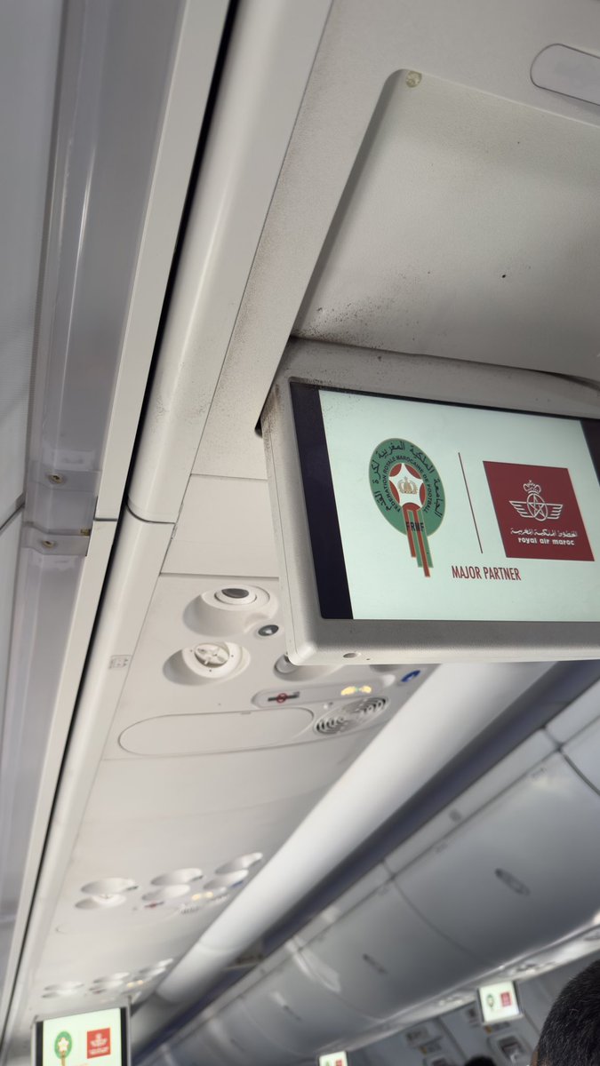 ysn_h's tweet photo. @royalairmaroc  vous êtes sérieux là? Avion avec de la moisissure partout, paris fes 20 février. https://t.co/pbCmjBvWkh