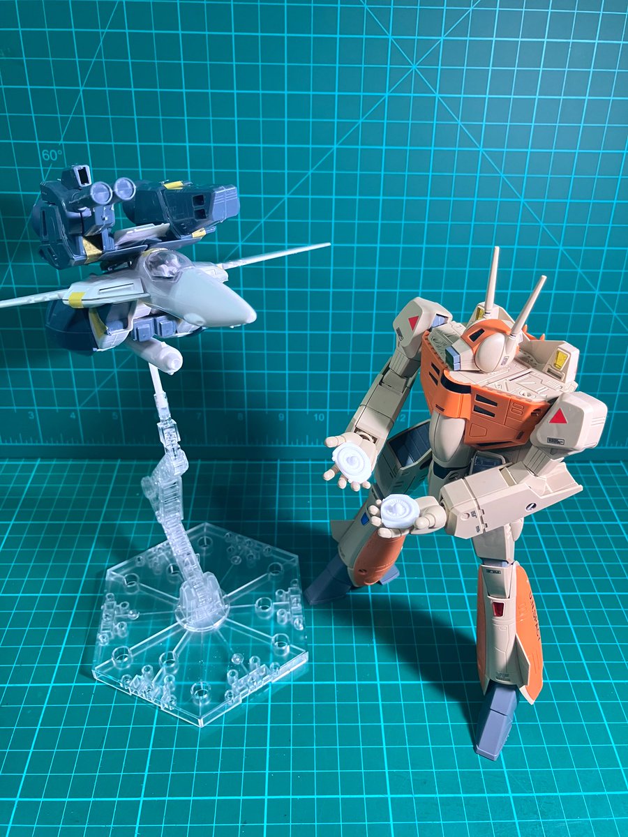 ハセガワ 1/72 VF-1S ストライク バルキリーの進捗です。 ⬅️スタンド