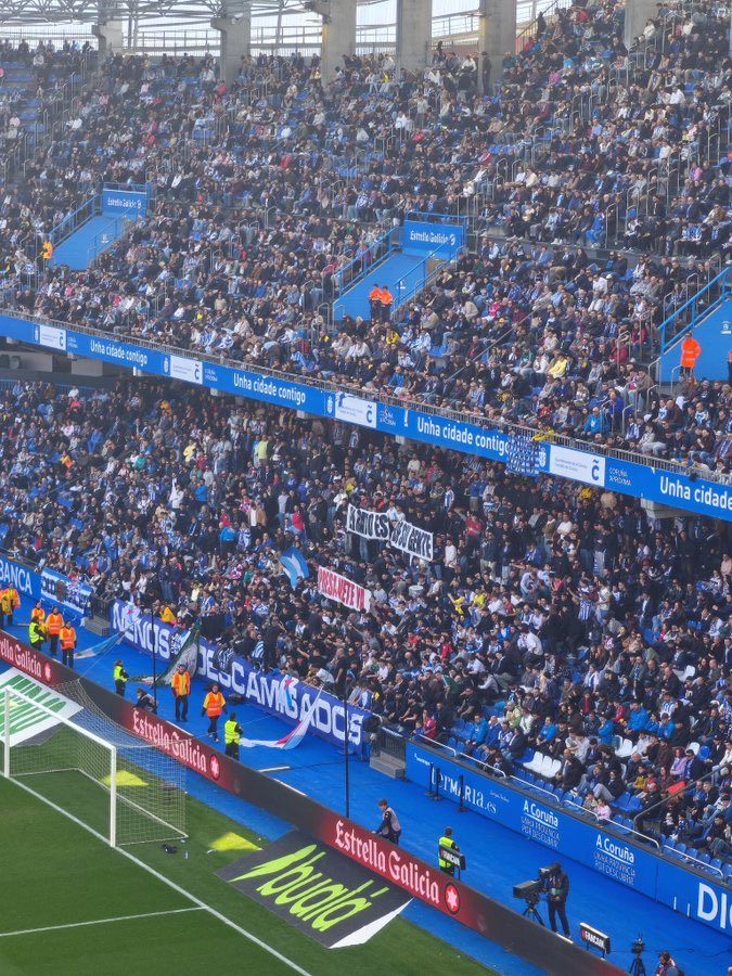 El Rayo es de su gente. Presa vete ya. 
La pancarta de Riazor Blues solidarizándose con la afición rayista.

RC Deportivo-SD Éibar
21/02/26
#ultras

⁦<a href="/XaneSilveira/">Xane Silveira</a>⁩