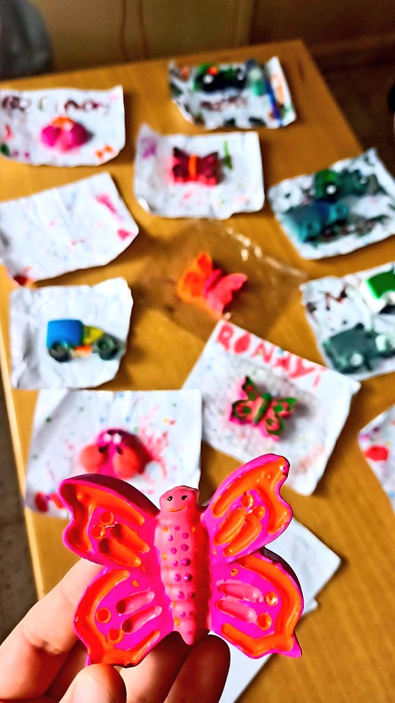 🏢Gamze Nur Öğretmenimiz; 5️⃣.Sınıf Öğrencilerimizle Görsel Sanatlar dersinde sanat atölyesi atmosferinde alçı boyama etkinlikleri gerçekleştirdiler.🎨🖍️🖌️
Öğretmenimize emeklerinden ötürü teşekkür eder; tekrardan Öğretmenimizin, Öğrencilerimizin ellerine ve emeklerine sağlık...🙏