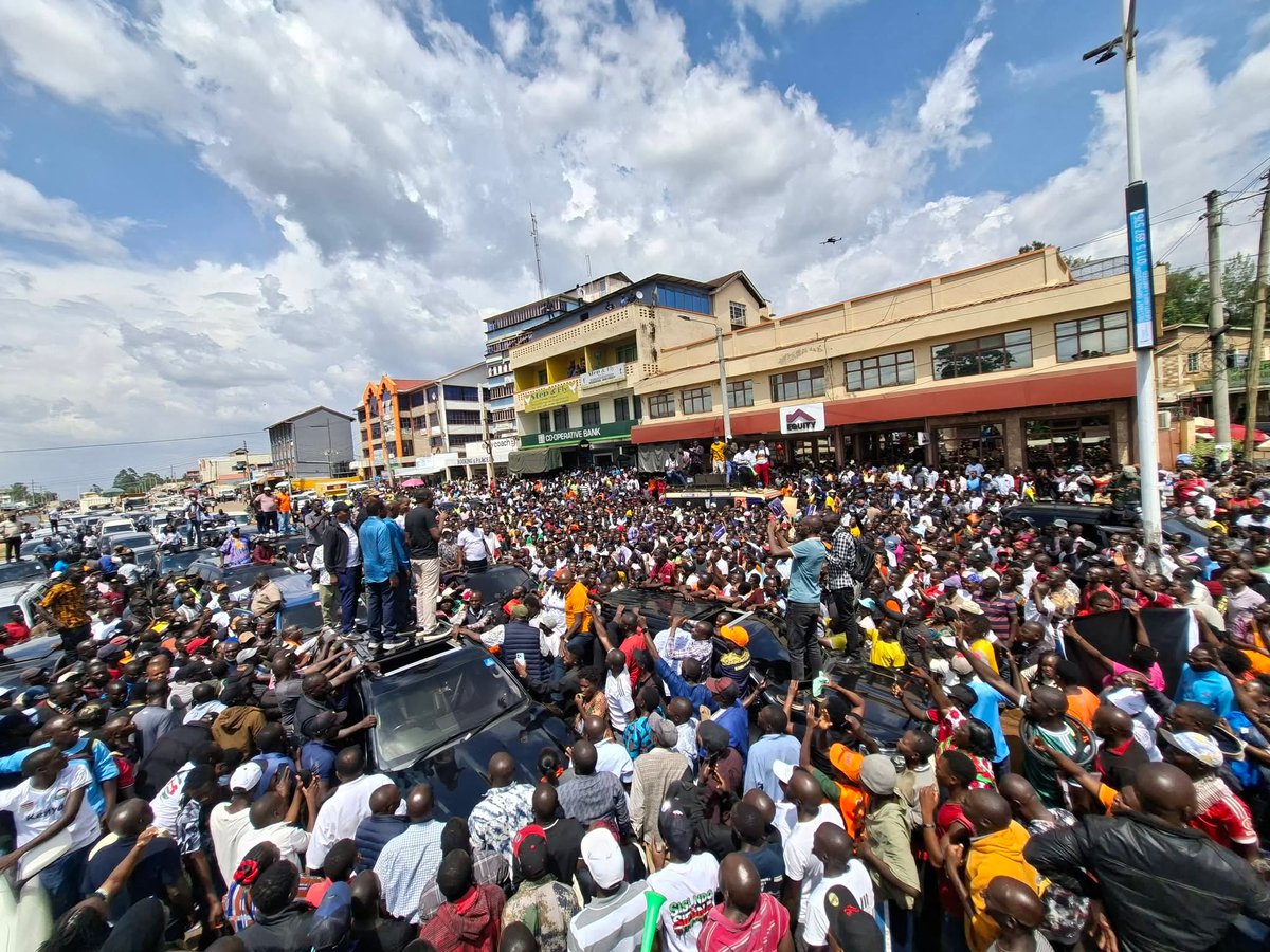 I hosted my Colleagues of team #LindaMwananchi in Mbale town of Vihiga after our successful rally in Kakamega.  The crowd was massive.  Asante sana <a href="/edwinsifuna/">Edwin Sifuna</a> <a href="/HEBabuOwino/">Babu Owino</a> <a href="/orengo_james/">James Orengo</a> .
Hatuogopi teargas wala Kasongo.