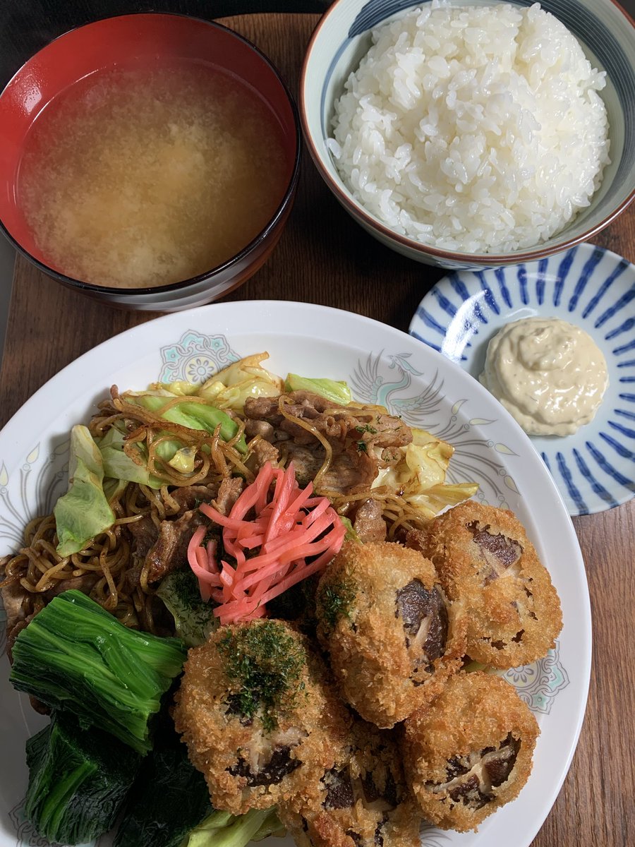 ippei_oda's tweet photo. 【いっぺいのおうちごはん】

今日の夜ご飯は焼きそばライス（椎茸の肉詰めフライはスーパーの惣菜）を作りました🤤
うまかった😋

#おうちごはん https://t.co/CpP1UlJ27H