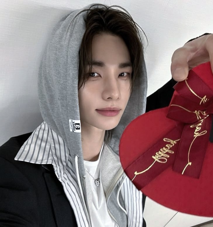 lumidivs_'s tweet photo. idk i need a fic where hj is nerd and lix is baddie of the uni!  and flx first falls for him, and then hj......Please juseyo! https://t.co/RCEm7AkN9E