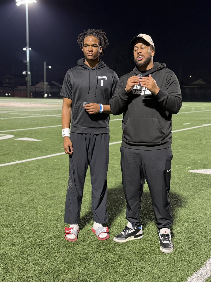 Interviewed 2029 WR <a href="/AusWaymo1/">Austin ''𝐂𝐇𝐎𝐒𝟏𝐍'' Miller</a> at Bellflower HS last night.

Athletically gifted. High motor. Coachable.

When a young prospect separates with effort and intent, you pay attention. The foundation is already there!