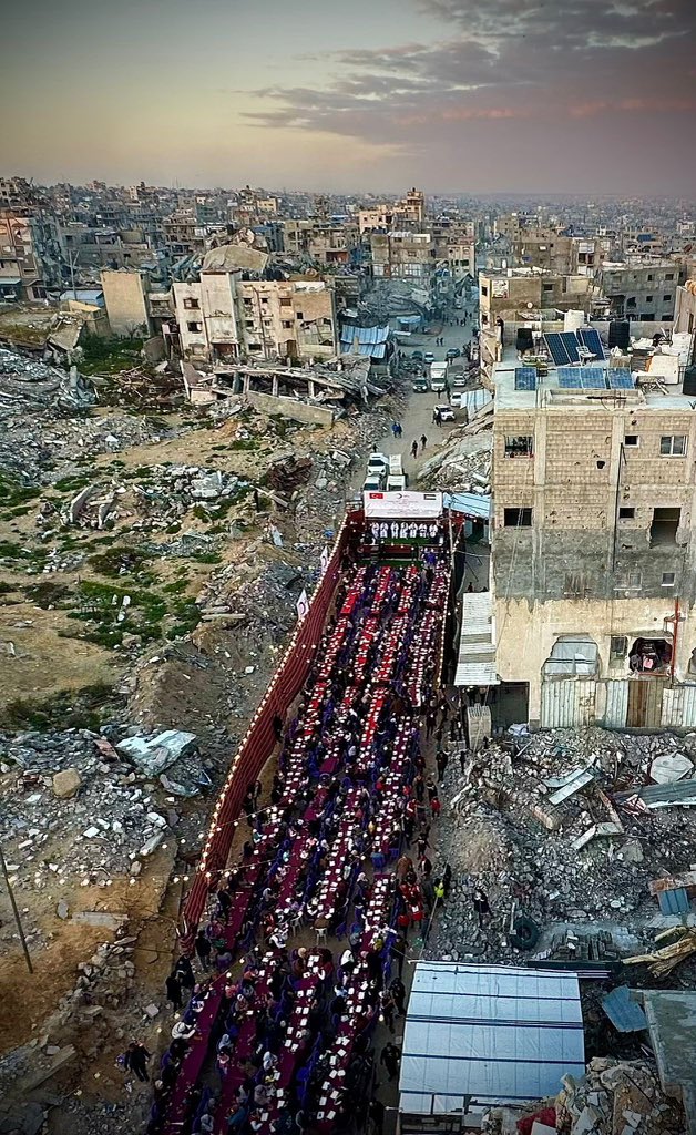 Gazze’de kurduğu iftar sofralarıyla kardeşliğin ve dayanışmanın en güzel örneğini sergileyen Türk Kızılay’ımızı gönülden tebrik ediyorum. 🇹🇷🇵🇸 

Soykırımın ortasında kardeşlerimizle paylaşılan her lokma, yapılan her yardım, milletimizin merhametini Gazze’ye taşımaya devam ediyor.