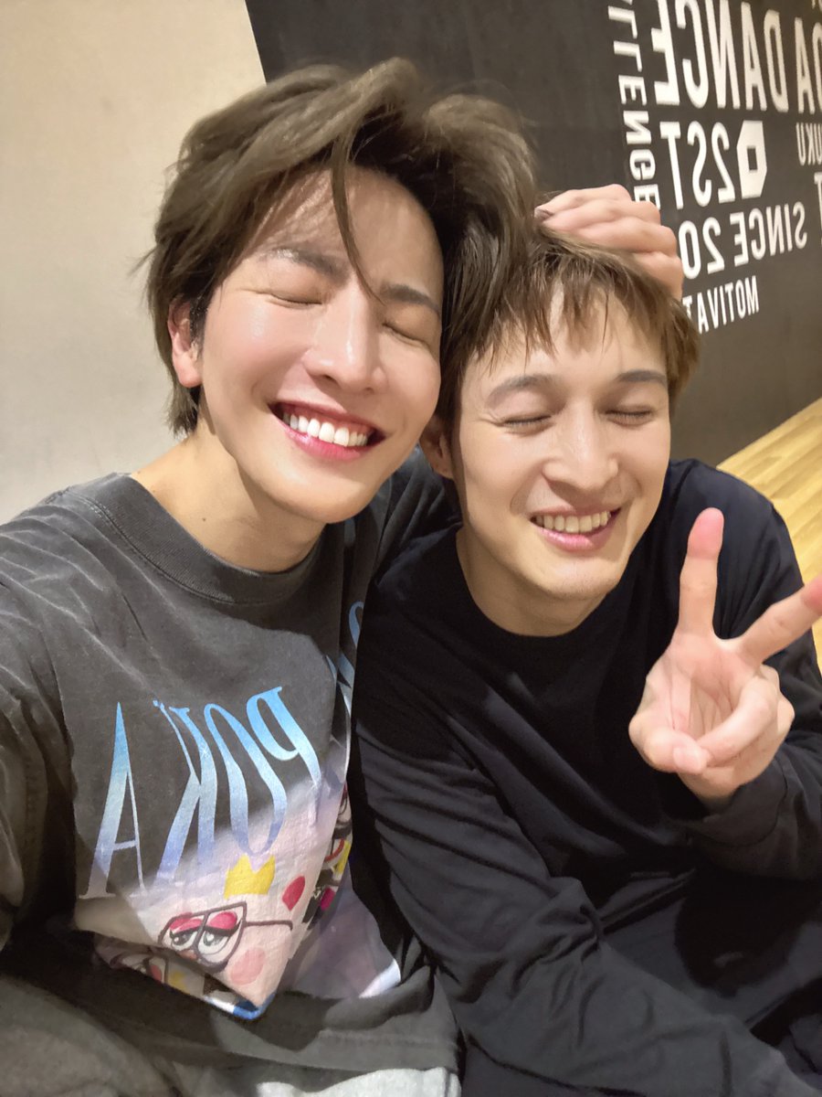 takuya_matsuri's tweet photo. おはよう😋💕

今日は所沢にあるところざわさくらタウンにてイベントでございます☺️💖
MATSURIは12時〜ですので
お時間ある方、お近くの方
ぜひぜひ僕たちのステージ
観に来てください🥳💗

必ず楽しいライブになるはずです💙☺️

そして昨日は1日リハーサル頑張ってきたのですが、夜中までMATSURIのためにコーラスを考えて作ってきてくれたまこっちゃんをリハーサル終わりによく頑張りましたってよしよししておきました🤣🧡笑

いつもMATSURIの音楽リーダーとして頑張ってくれてありがとう🫶🏻🧡
一生懸命作ってくれたコーラス、しっかり頑張ります🥳💙

ではでは今日も一日よろしくねー☺️💞

#MATSURI