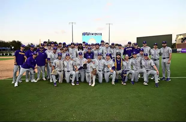 TigerDroppings's tweet photo. Highlights: LSU beats Indiana 14-7 in the Jax College Classic:

🎥: https://t.co/GZBRi5VrM8 https://t.co/AkrGH9HsIc