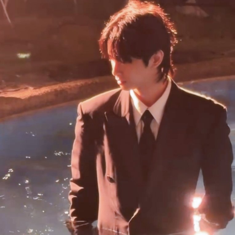 #HORI7ON_KYLER: he looks so ethereal and statuesque here 

                      .𖥔 ݁ ˖   ✦    ‧₊˚ ⋅