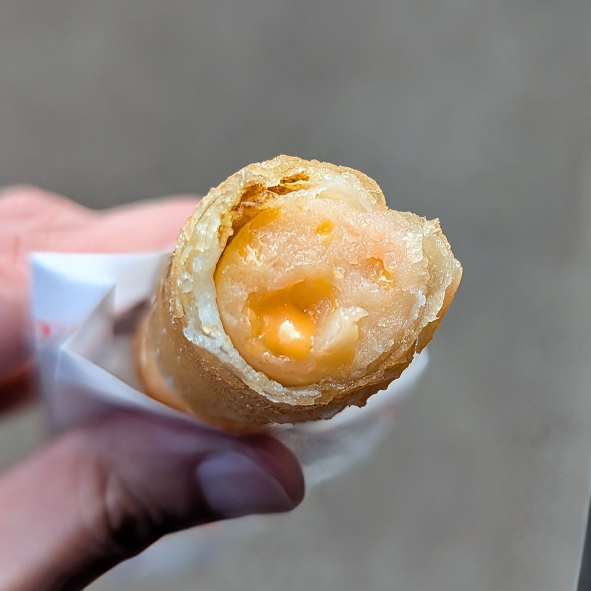 EnjoySoccer11's tweet image. この日の #スタグル その2
#Taguchi のチーかま揚げ(カレー味)
カレー粉とダイスカットしたチーズを入れたすり身をさつま揚げ風にしたのかな〜と思ったら、チーかまと削ったカレールウを春巻きの皮で包んで揚げただけでした
味？見たまんまですよ
#メルスタ
#鹿島柏

しかしこれで300円かぁ…