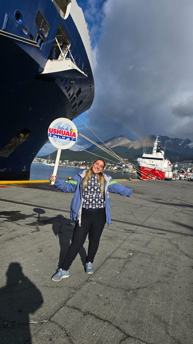 infodeushuaia's tweet photo. Los saludamos desde el puerto de #Ushuaia 🛳️🚢😍Hace 21 años somos los anfitriones de tus vacaciones perfectas 🚂❤️💫 https://t.co/4OzTtjCqYm