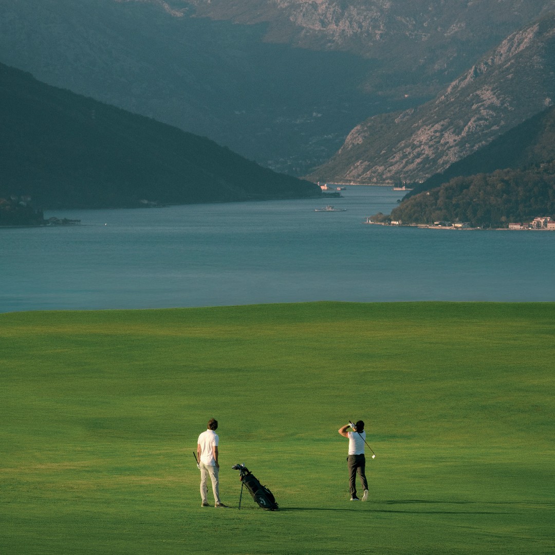 Some places change your pace.
Others change your perspective.

Here, mornings open to mountains,
afternoons stretch across fairways,
and the Adriatic quietly sets the rhythm.

Nothing is hurried.
Nothing feels imposed.

Life moves between sea and green,
between solitude and play,