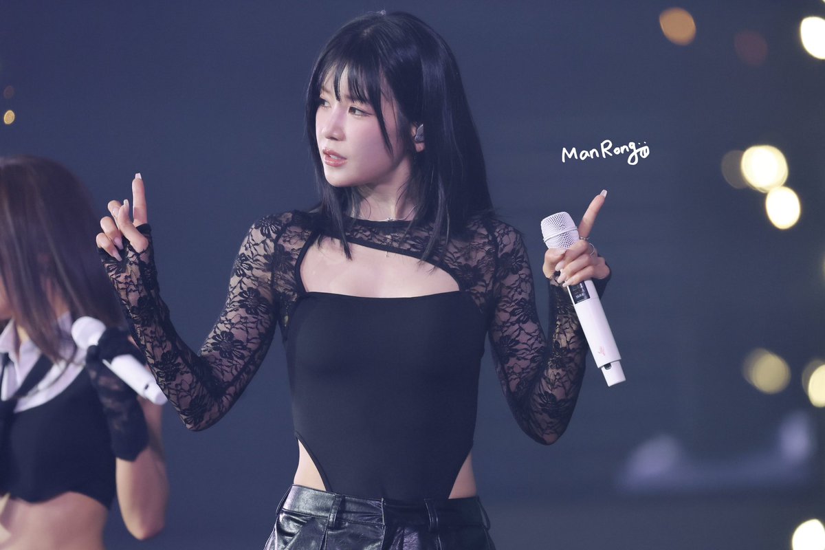 manrong0303's tweet photo. 21022026 Apink 8th Concert 〈The Origin : APINK〉Day1

 🤍🖤 낮과 밤

#에이핑크 #박초롱 #초롱 
#apink #chorong https://t.co/sMZ1410HfC