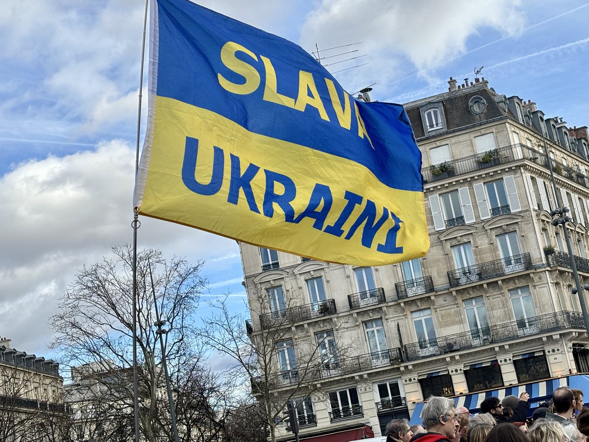 Merci à tous les soutiens de l’#Ukraine qui se sont mobilisés aujourd’hui à #Paris et en France. Continuons à être solidaires d’un peuple héroïque qui se bat pour leur liberté et pour la nôtre et exiger de protéger les populations civiles contre les crimes russes #SlavaUkraini