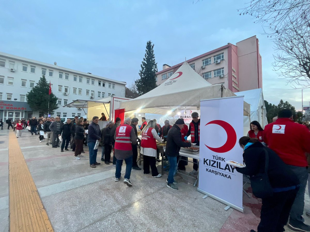 Soframız bir, duamız bir. 🌙✨

Aynı sofrada buluşuyor, aynı duaya “âmin” diyoruz. Paylaştıkça çoğalan lokmalarla, hep birlikte olmanın huzurunu yaşıyoruz.

Bir başına olanların yanı başındayız. ❤️ #YanıBaşında