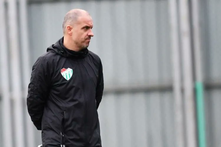 Mustafa Er:

"Rakiplerin özellikle bize karşı söylemleri, eylemleri, vücut dilleri çok sağlıklı değil, mücadele etmelerine bir şey demiyorum.

Özellikle haftaya Maraş-Menemen maçını seyredeceğim, aynı agresiflik ve aynı istekle oynayacaklar mı göreceğiz. Bugün verdikleri