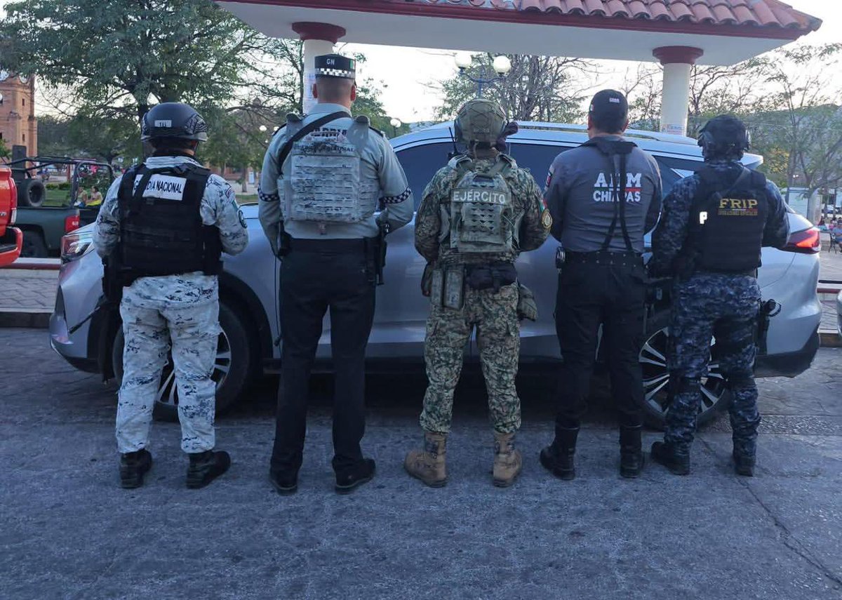 🔴 Autoridades aseguran armas largas y cortas, estupefacientes y equipo táctico durante operativo coordinado en carretera Tuxtla Gutiérrez–Ciudad Cuauhtémo. Los detenidos quedaron a disposición de la Fiscalía 🚔

📲 tinyurl.com/ycz6a482
📸 FGE