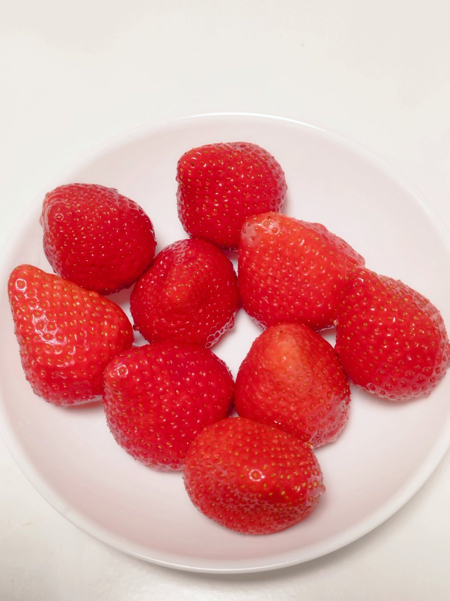 いちごちゃんおまとめ いちご食べたー。練乳を準備しておいたが全く必要ないくらい甘かった