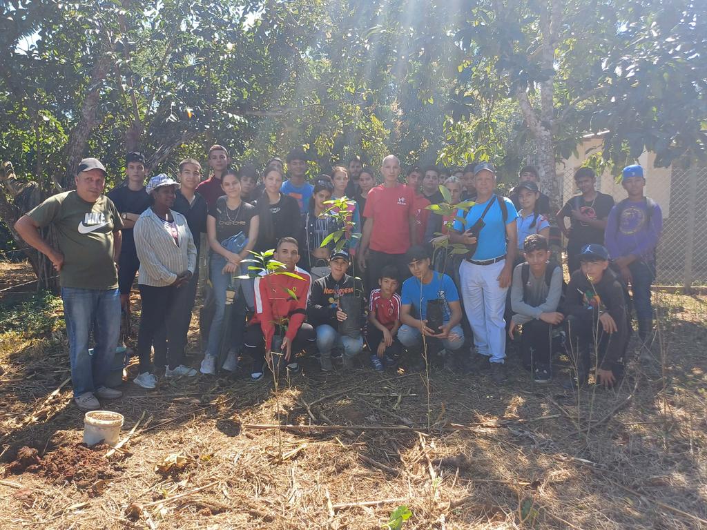 CUMLaPalmaUPR's tweet photo. En el día de ayer, en el marco del proyecto CIENPINOS en sinergia con los proyectos PALMAS y Gobernanza Climática, se realiza una actividad en la Finca La Carmelina con los estudiantes del Círculo de Interés y de la Sociedad Científica "CIENPINOS". https://t.co/kNnE4n0CFM