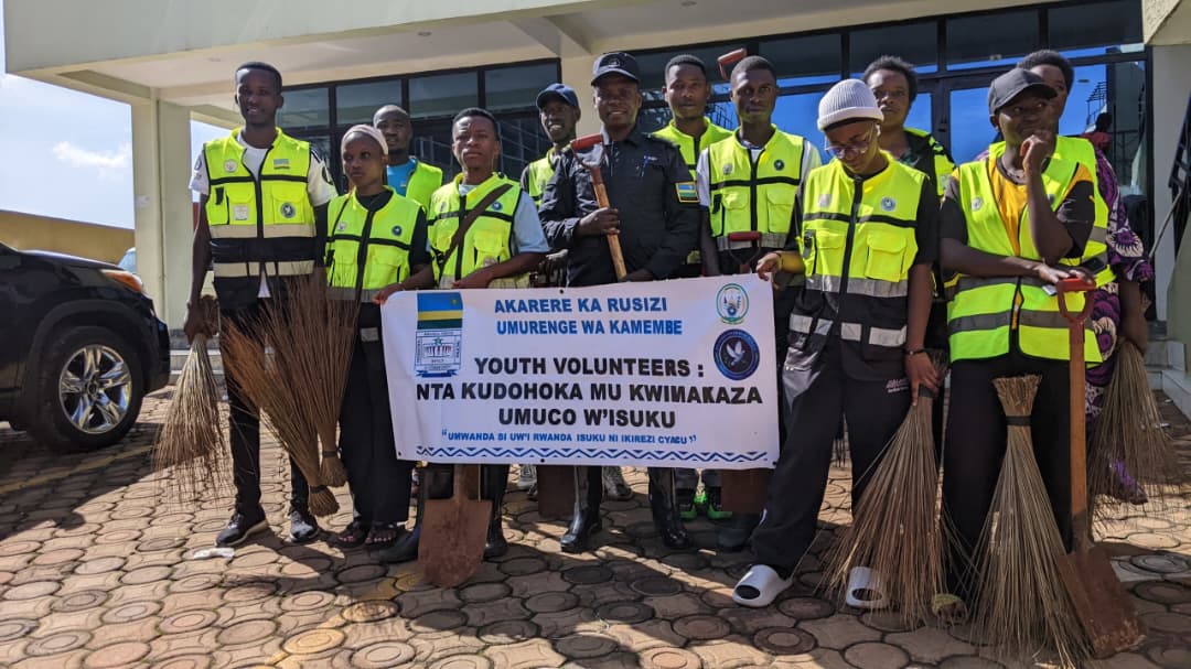 RYVCP_Kamembe's tweet photo. Twanakoze ubugenzuzi bw'isuku muri #CentreVille hose, twibanda ku kureba niba amaduka manini n'amato afite aho yageneye gushyira imyanda ibora n'itabora ikomoka ku byo bacuruza.

ISUKU HOSE IHERA KURI NJYE!🏙️

UMWANDA SI UW'I RWANDA, ISUKU NI IKIREZI CYACU!✊
#Tujyanemo🛣️🚴‍♂️🚴‍♂️🚴‍♂️🇷🇼 https://t.co/clluAWwNs7