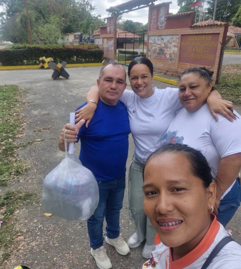 FundehullanVzla's tweet photo. Desde @FundehullanVzla celebramos la liberación de Luis Linares  del partido político Vente Venezuela Municipio Pedraza estado Barinas , quien se encontraba injustamente detenido, Tras meses de arbitrariedad, hoy finalmente se reencuentra con su familia y colegas.

Reiteramos que la labor del activismo político  no son delitos. Aunque celebramos su libertad, seguimos exigiendo el cierre definitivo de todas las causas injustas y la libertad plena para cada preso político en Venezuela.

¡Un paso más hacia la justicia! 🇻🇪