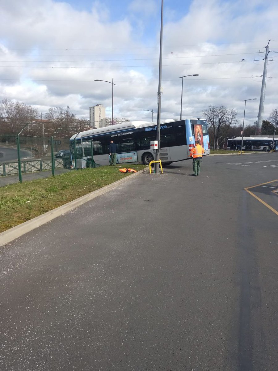 busdrivers971's tweet photo. Centre bus de Thiais, Un nouveau rentrant s'est trompé entre la pédale d'accélérateur et de frein aujourd'hui.
Pas de blessé. https://t.co/pReEdTdDCp
