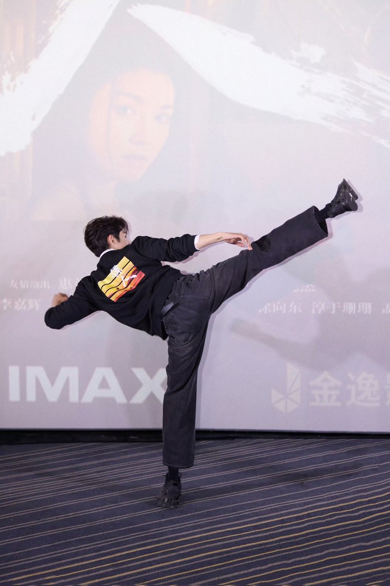 sichengwinn's tweet photo. selalu bangga sama cowok ini. film ini mungkin screentime ga sbyk itu ttp diambil dgn latihan berbulan2, hasilnya sebagus ini dan bisa ikt promosi jg. ada di film ini yg isinya actor senior + sutradara lagend tuh udh membanggakan bgt. ditunggu project selanjutnya winwin 💗 https://t.co/jnQdTv1qt7