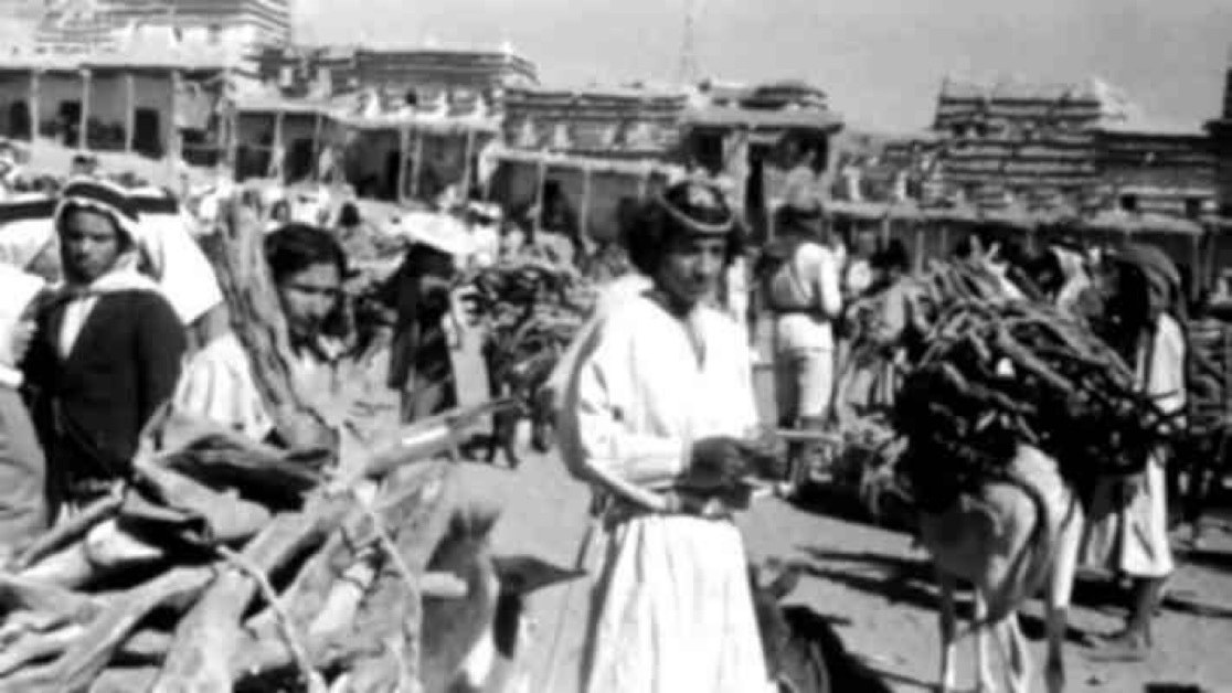 قصة بلسان الشيخ إبراهيم بن عبدان الشهري حفظه الله ورعاه قال:  
"كنت طفلًا صغيرًا حين نشب خلاف بين أمي وأبي، فغادرت أمي بيتنا مصطحبة معها أخويّ الصغيرين، وتركتني باعتباري أكبر منهما مع والدي، وتزوج أبي زوجة أخرى وأنجب منها طفلتين.

وفي نحو سنة 1357 أجدبت ديارنا، وشحّت أرضنا،