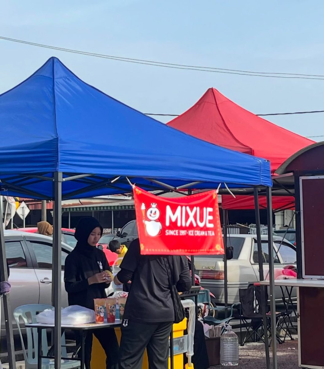 MalayFoodHunter's tweet photo. Kelibat Mixue dekat Bazar Ramadan bakal tapau semua peniaga2 Firaun yang jual harga tak masuk akal.

Kalau Cake pun dia boleh jual RM5.90, tak mustahil Murtabak, Roti John pun mixue boleh jual RM2.90

Ok Lets Support Mixue🫰🏻 https://t.co/iflNpOVxzX