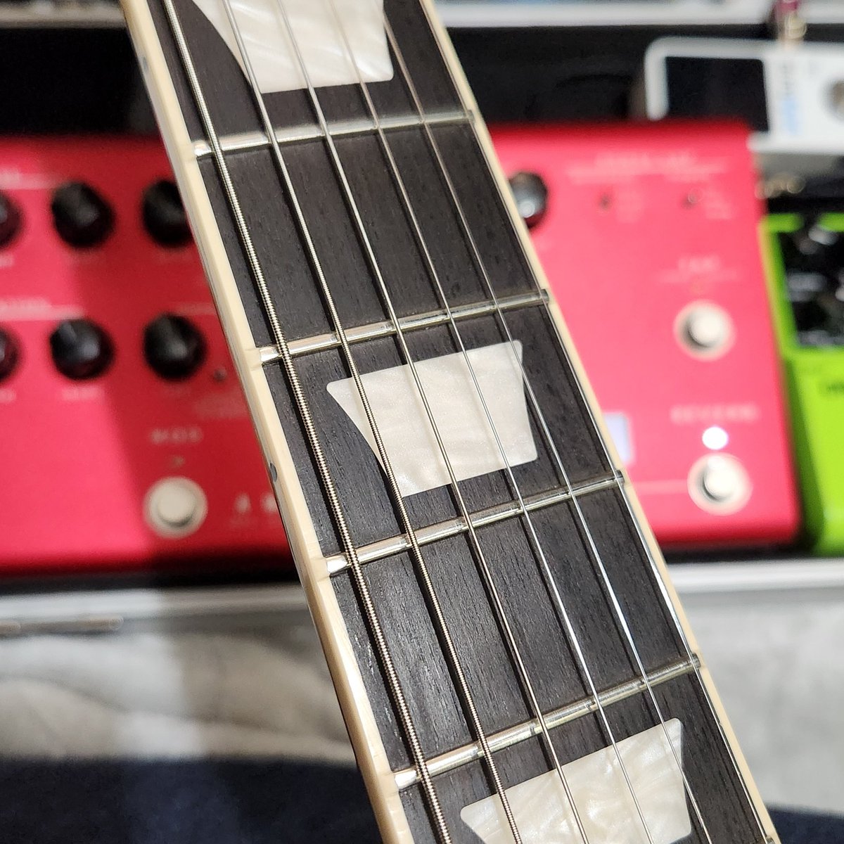 レスポールの指板がEbonyなんだけど、見た目が引き締まってカッコいいね🎵