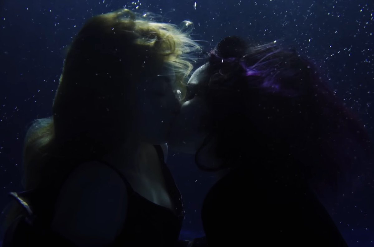 gigsreputation's tweet photo. life changing kiss ngl https://t.co/ZMytPnpkhY
