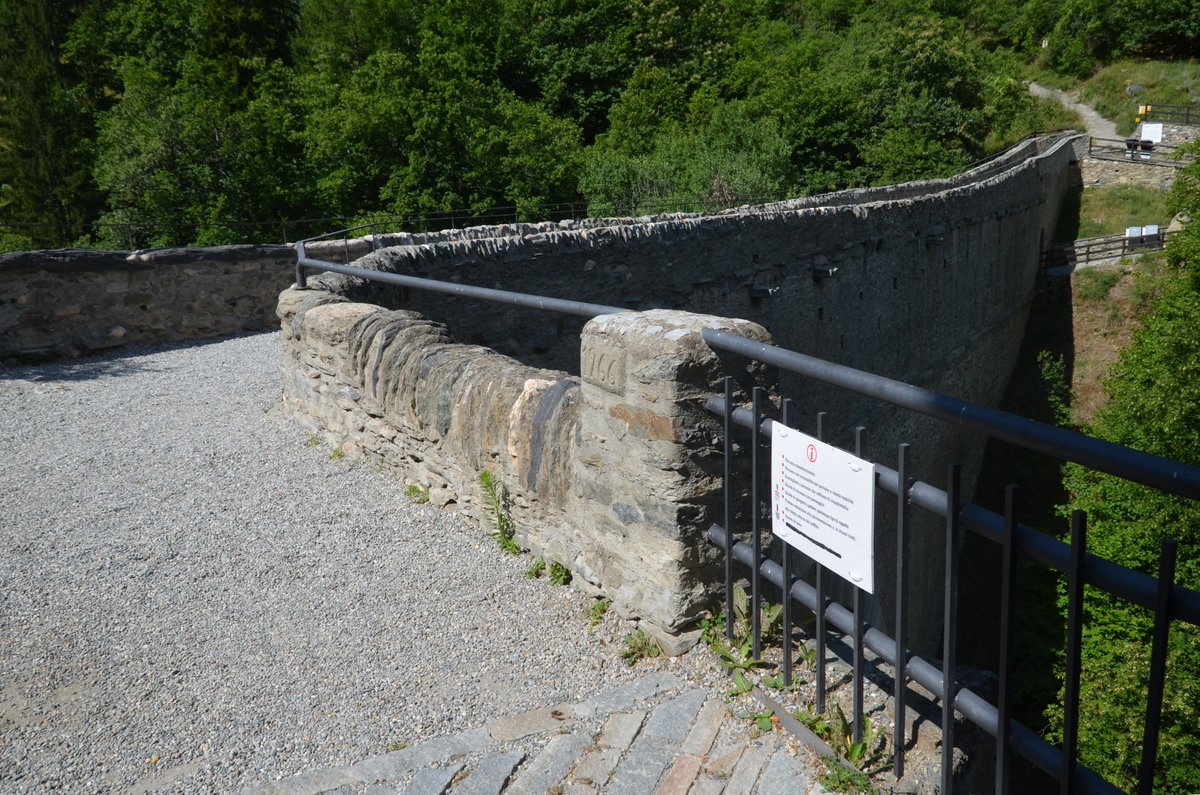 #RomanSiteSaturday - The Pont d'Aël is a remarkably well-preserved 50-metre Roman aqueduct bridge located in the village of the same name in the Aosta Valley, northern Italy. It was built in 3 BC for irrigation and to supply water to the newly founded colony of Augusta Praetoria