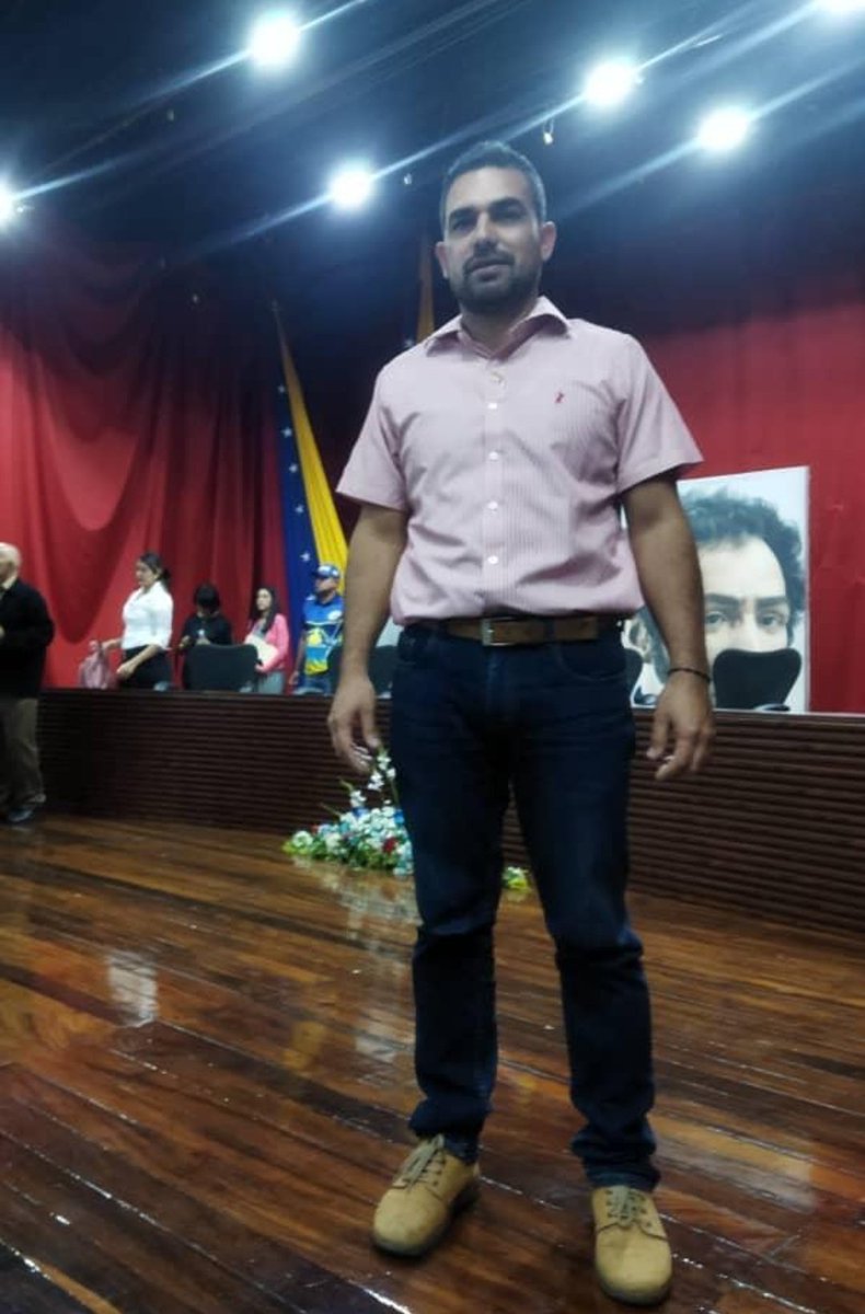Juan Valero, un joven trabajador de Corpoelec Barinas quien está preso desde Enero2025 por un error cometido cumpliendo una jornada extenuante de trabajo, su agotamiento causo que 5 estados se quedaran sin luz por 20 minutos por lo que lo acusan de sabotaje. Libertad para Juan!