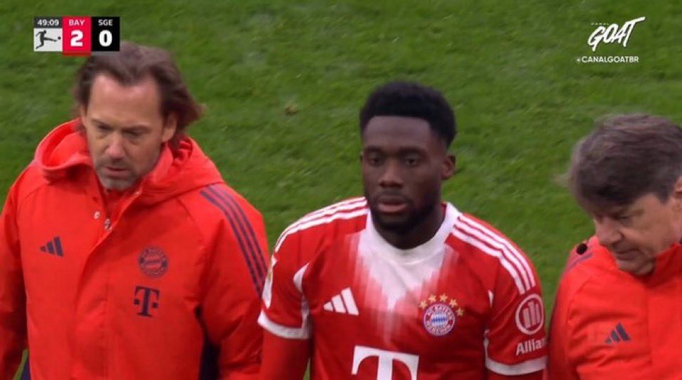 🚨 Alphonso Davies 🇨🇦 a rechuté et est sorti sur blessure avec le Bayern Munich… 🤕
