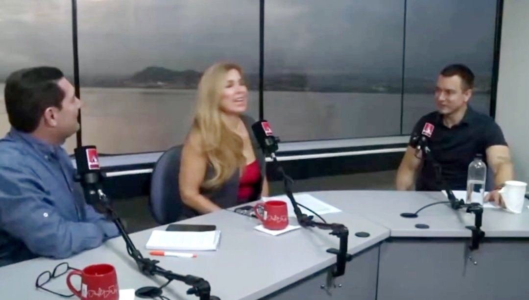 Pregunta suelta:
¿Cuántas visitas o entrevistas ha concedido Daniel Noboa a medios de comunicación de #Manabí?
Creo que la respuesta es "0".
A Noboa lo han entrevistado hasta personajes de la farándula, entonces la conclusión es que en nuestra provincia no tenemos prensa a la