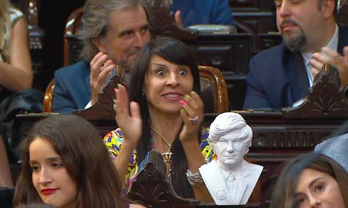 Los libertarios nunca pidieron la expulsión de esta narcotraficante a la que agarraron CON UN KILO DE MERCA en Estados Unidos. 

Al narcotraficante de Espert lo tuvieron DOS MESES COBRANDO SUELDO. 

Su problema con Carignano es que no se vende, como ellos.