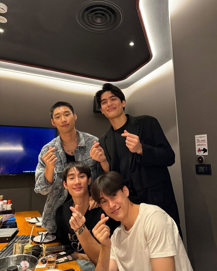 wHaTdah_Hell's tweet photo. พี่จอสเหมือนคนพากวินมาเปิดตัวกับเพื่อนอะ https://t.co/bU0ciQPGmr