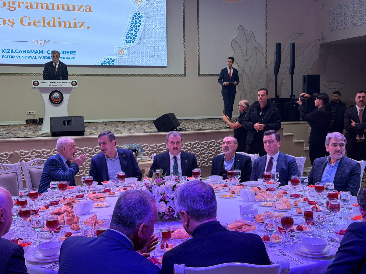 yasaryldrmMHP's tweet photo. Kızılcahamam Çamlıdere Eğitim ve Sosyal Yardımlaşma Vakfı (@esyav_ )’nın düzenlediği iftar programında siyasetçilerimiz, belediye başkanlarımız, iş adamlarımız, gençlerimiz ve  hemşehrilerimizle birlikte iftarımızı açtık.  
Rabbim ibadetlerimizi kabul eylesin, programı düzenleyenlereden razı olsun.