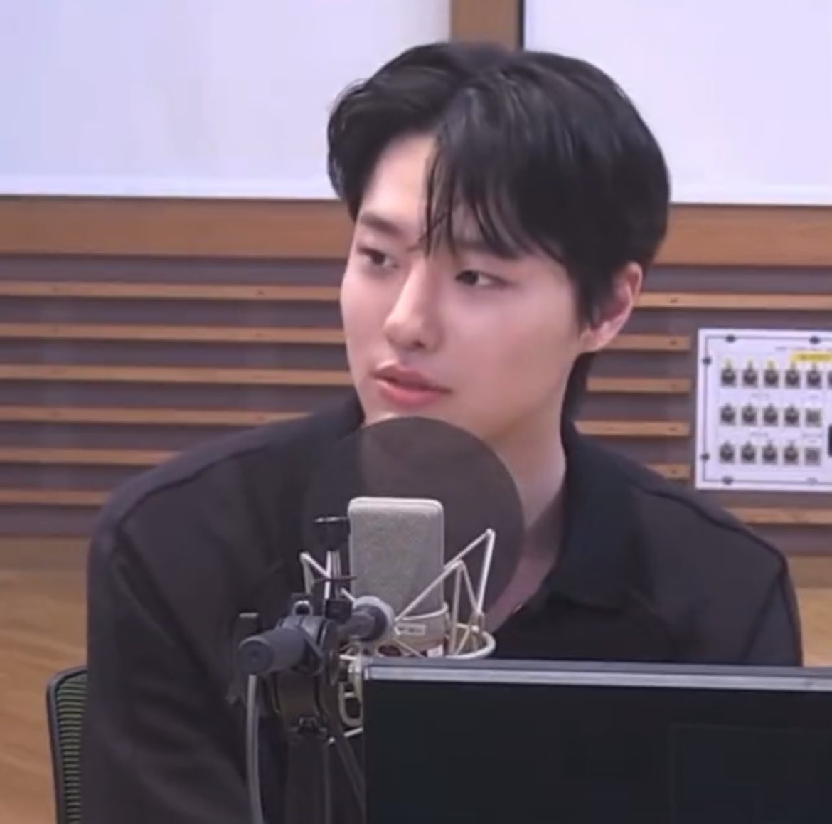 awvbsh's tweet photo. 승연이는 분위기와 눈망울이 참 선하고 
언제나 시선에 따뜻함이 있는거 같아 좋아
사진은 그냥 내가 좋아하는 날의 라디오 영상 중 https://t.co/A7600CfZ9V