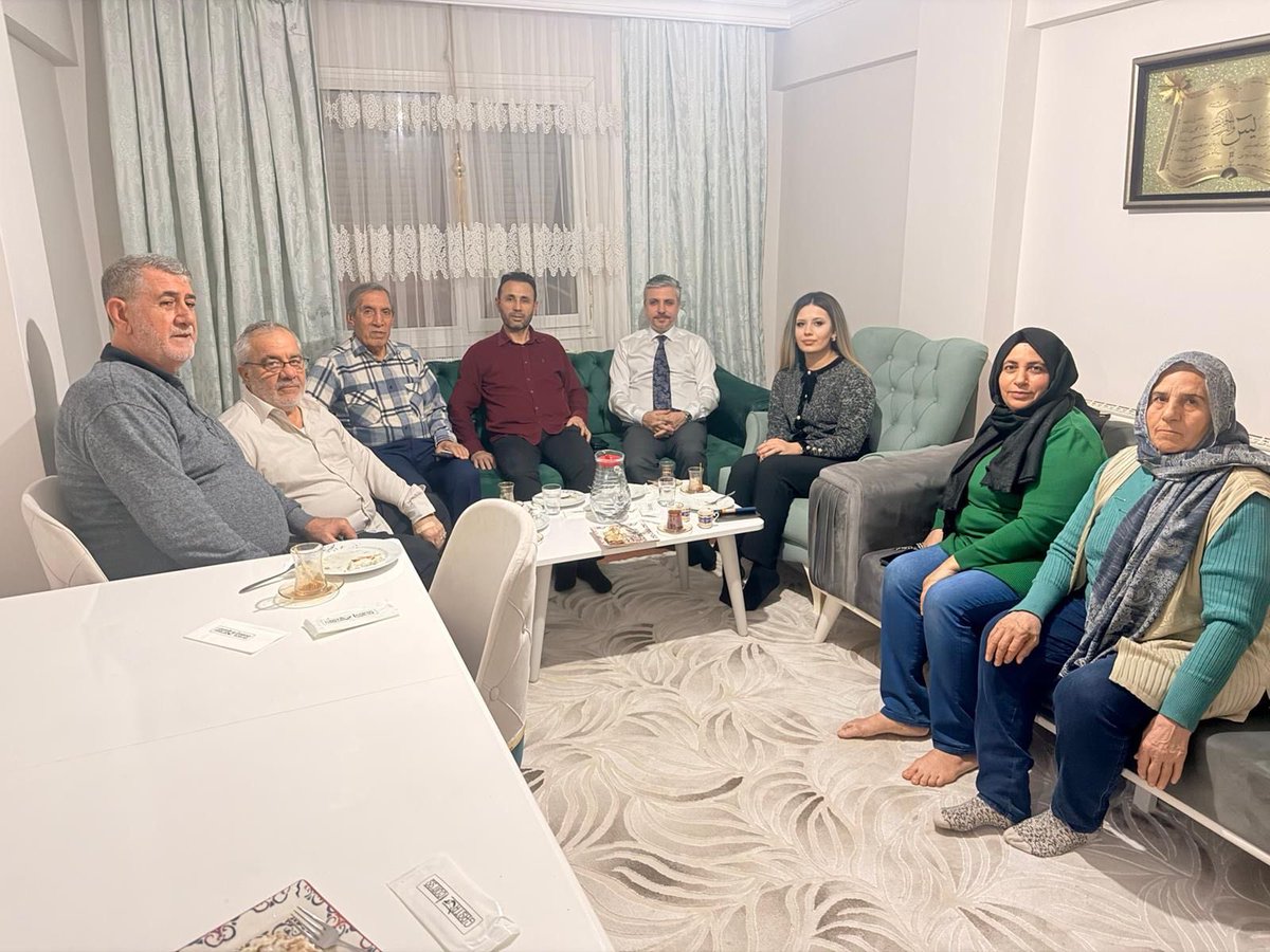 İlçe Başkanımız Sn. Halit Aydın Kayacan,
İlçe Gençlik Kolları Tanıtım Medya Başkanımız Sn. Hilal Avkıran Ana Kademe ve Kadın Kolları Başkanlarımız ile birlikte gerçekleştirdiğimiz hane ziyaretimizin ardından iftarımızı kıymetli hemşehrilerimizle birlikte yaptık.
