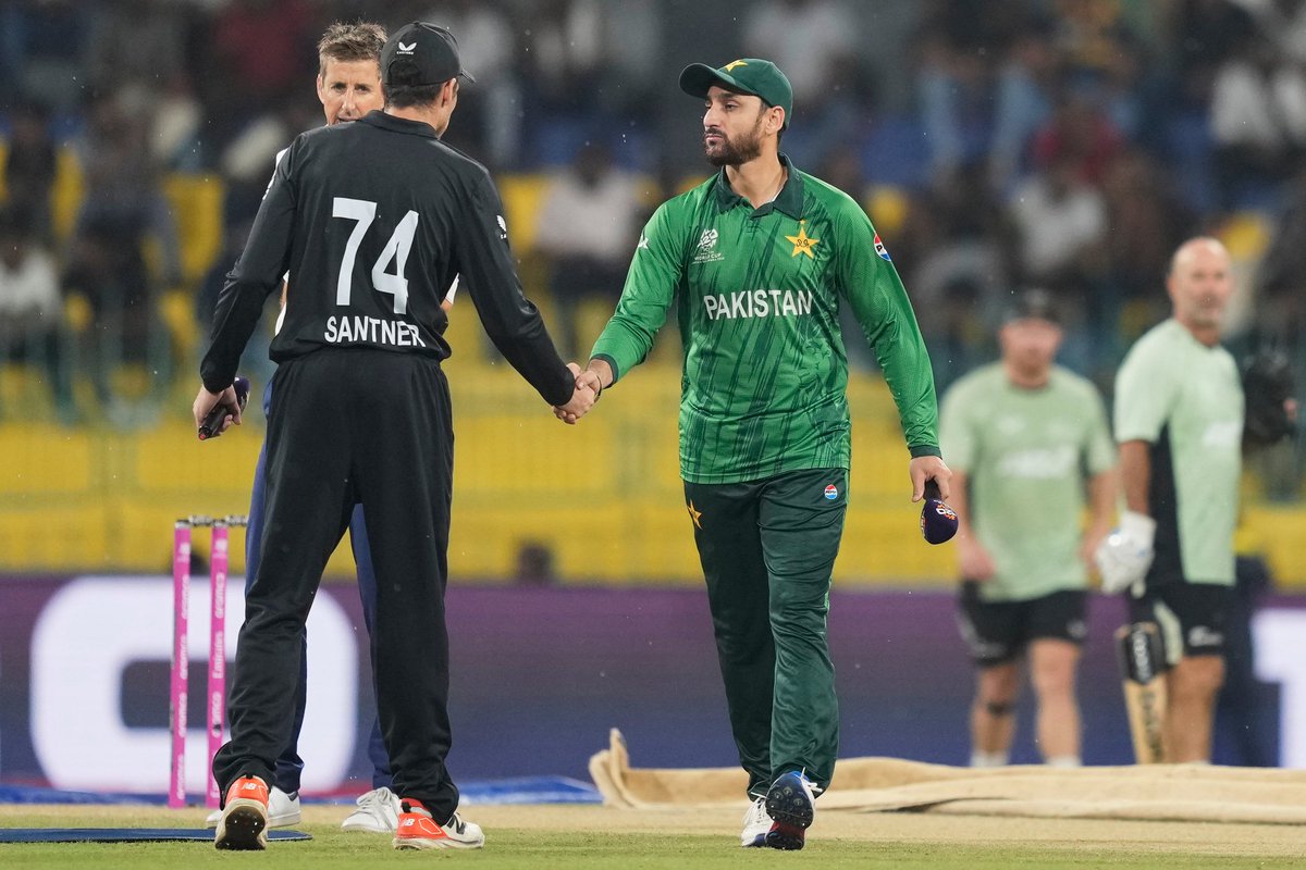 AdityaKarh84119's tweet photo. #PakvsNZ | New Zealand and Pakistan shared a point after incessant rain forced the #T20WorldCup clash between the Super 8 teams in #SriLanka to be abandoned.
Amid a slight drizzle, Pakistan won the toss and elected to bat first.
#FakharZaman #T20WC2026 #ICCMe https://t.co/yjOpFs66II