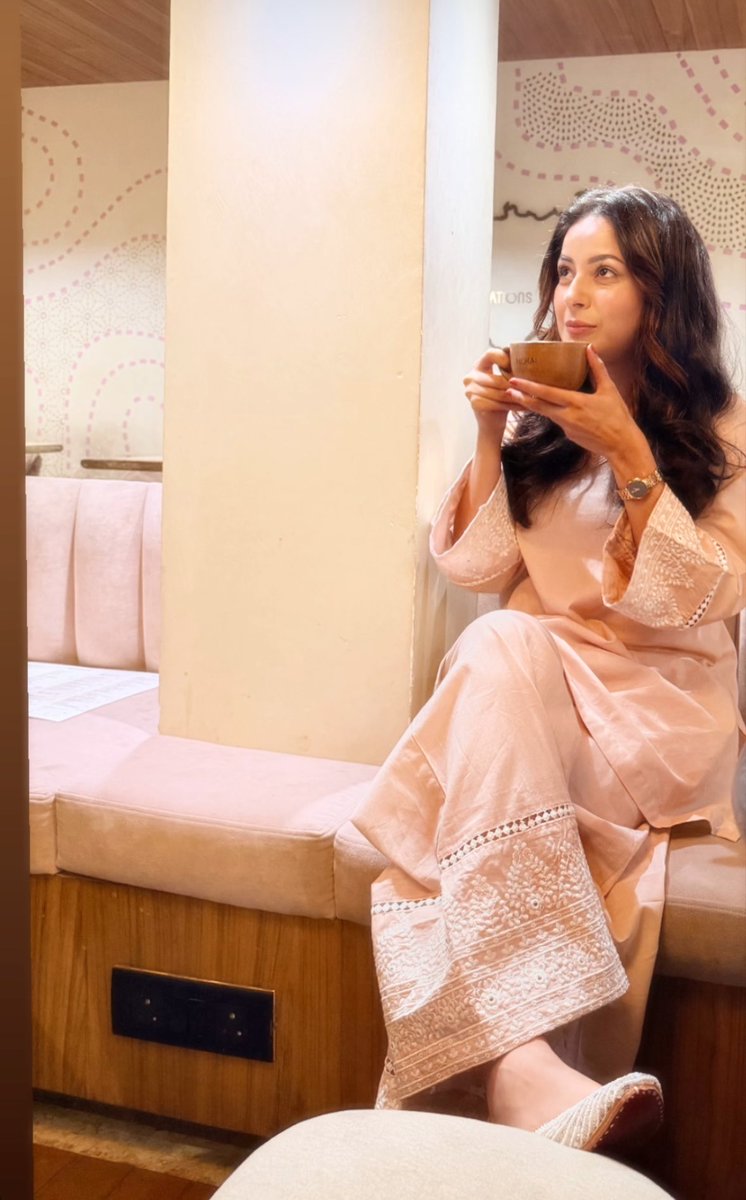 She’s so pretty
 #SHEHNAAZGILL