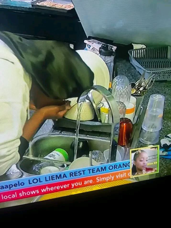 urbanfeedsa's tweet photo. Is @BBMzansi not supposed to address this unhygienic behaviour by Thandeka? #BBMzansiS6 https://t.co/BQSqPPNQ9J