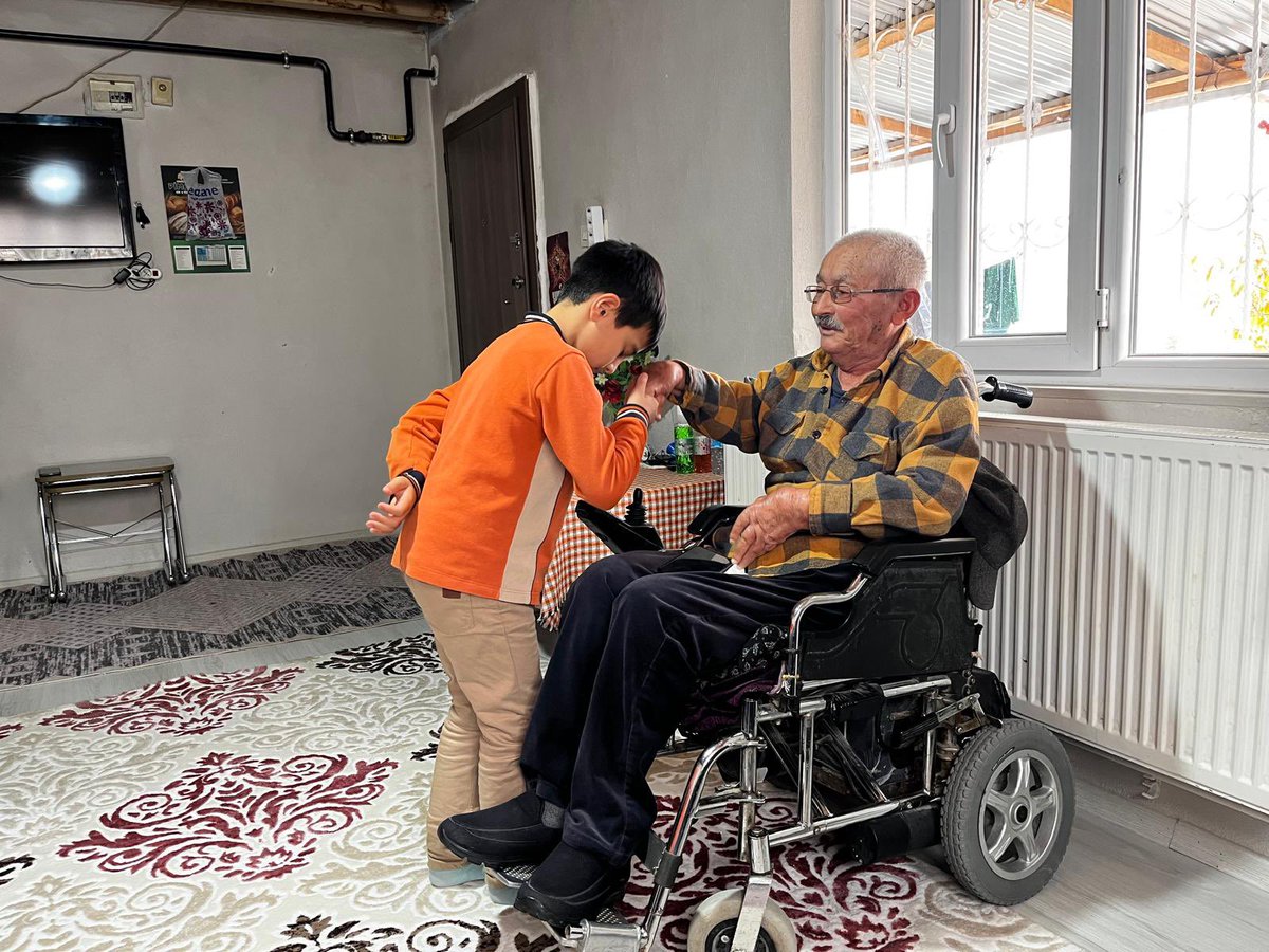 MalatyaMem's tweet photo. 🌙 MAARİFİN KALBİNDE RAMAZAN ✨
​"Gönül Köprüleri Kuruyor, Dualarda Buluşuyoruz..." 👵👴🤝
​"Maarifin Kalbinde Ramazan" serimizde bugün rotamızı Darende’ye çeviriyoruz. Cumhuriyet İlkokulu, Osman Hulusi Ateş İmam Hatip Ortaokulu ve Mehmet Akif Ersoy İlkokulu öğrencilerimiz; bu mübarek ayın ruhuna yakışır, eşsiz bir vefa örneği sergilediler.
​Sadece sınıf ve koridorlarını Ramazan’ın neşesiyle süslemekle kalmayan evlatlarımız; asıl bereketin dualarda, asıl süsün ise gülen bir yüzde olduğunu bilerek kıymetli büyüklerimizi ziyaret ettiler. Gönülleri ihya eden bu buluşmalarda, gençlerimizin heyecanı ile büyüklerimizin tecrübesi aynı gönül sofrasında birleşti. 🌸💖
​Hoş geldin Şehr-i Ramazan; Darende’mize, gönlümüze ve maarifimize sefa getirdin... 🌙🏠

@tcmeb @Yusuf__Tekin @SeddarYavuz @TCMalatyaV @behcet_bakir 

#MaarifinKalbindeRamazan